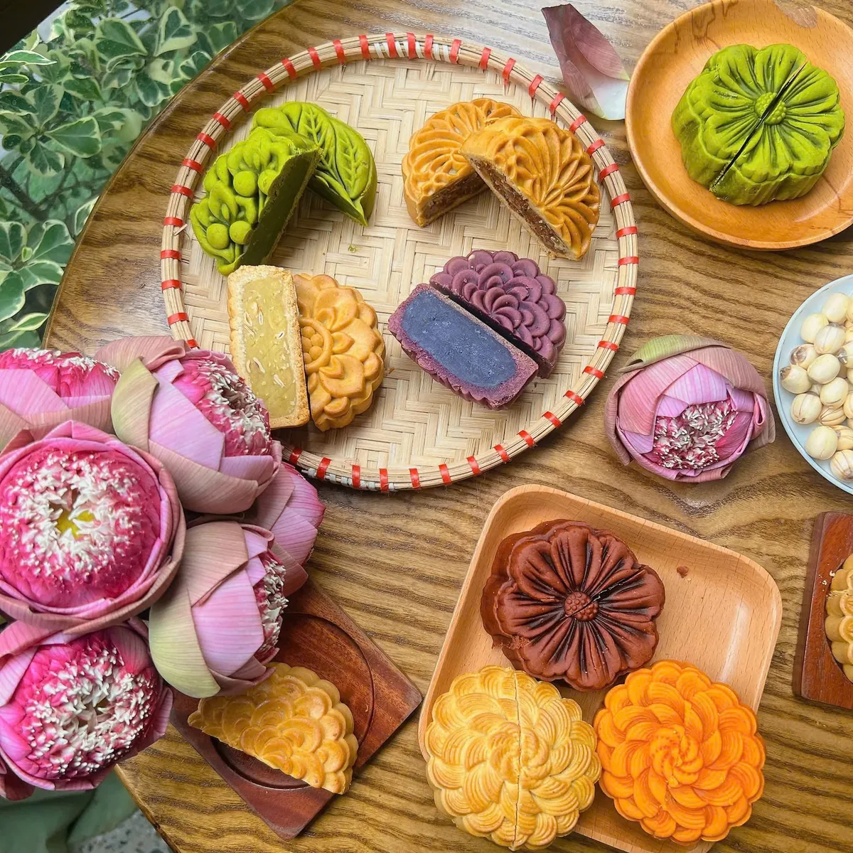 Mâm bánh trung thu Xuân Đỉnh nhiều vị đặt cùng hoa sen