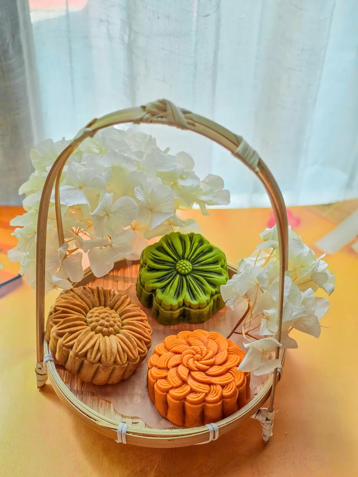 Set bánh trung thu Xuân Đỉnh trong giỏ tre trang trí hoa
